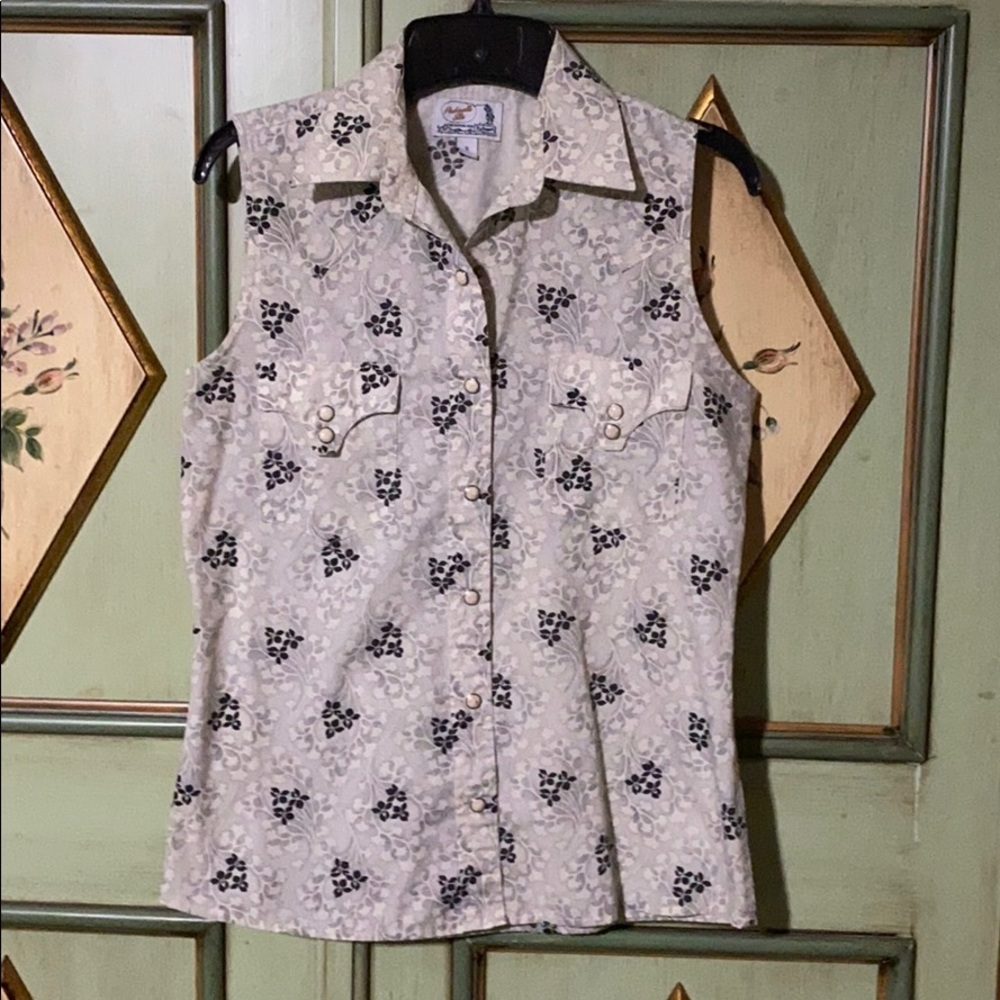 Western top w ivory (like) buttons. Sleeveless